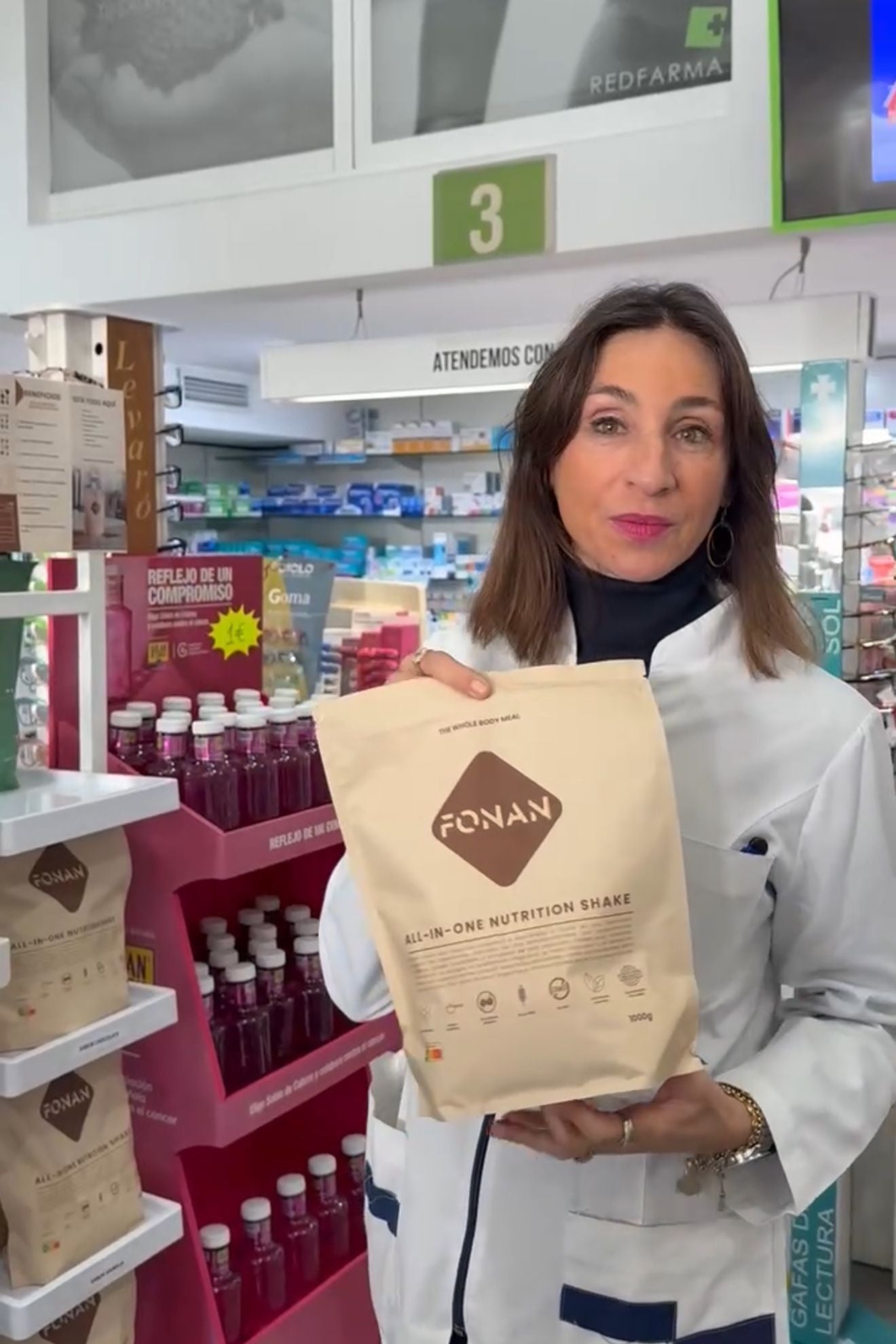 Farmacéutica recomendando FONAN