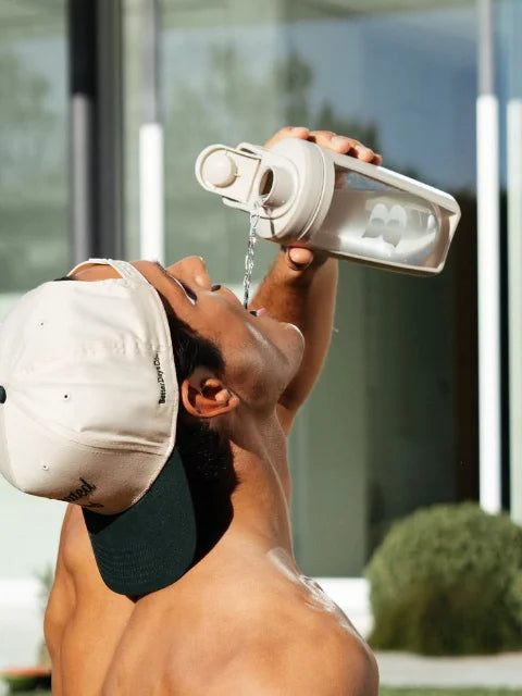 Persona hidratándose durante el ejercicio