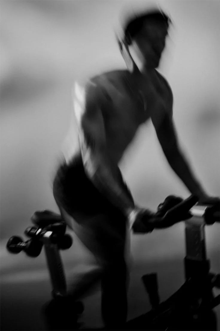 Persona entrenando con pesas